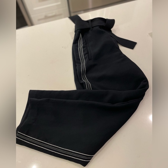 Ladies front tie Aritzia Wilfred Jalade Crop pants - Picture 4 of 4